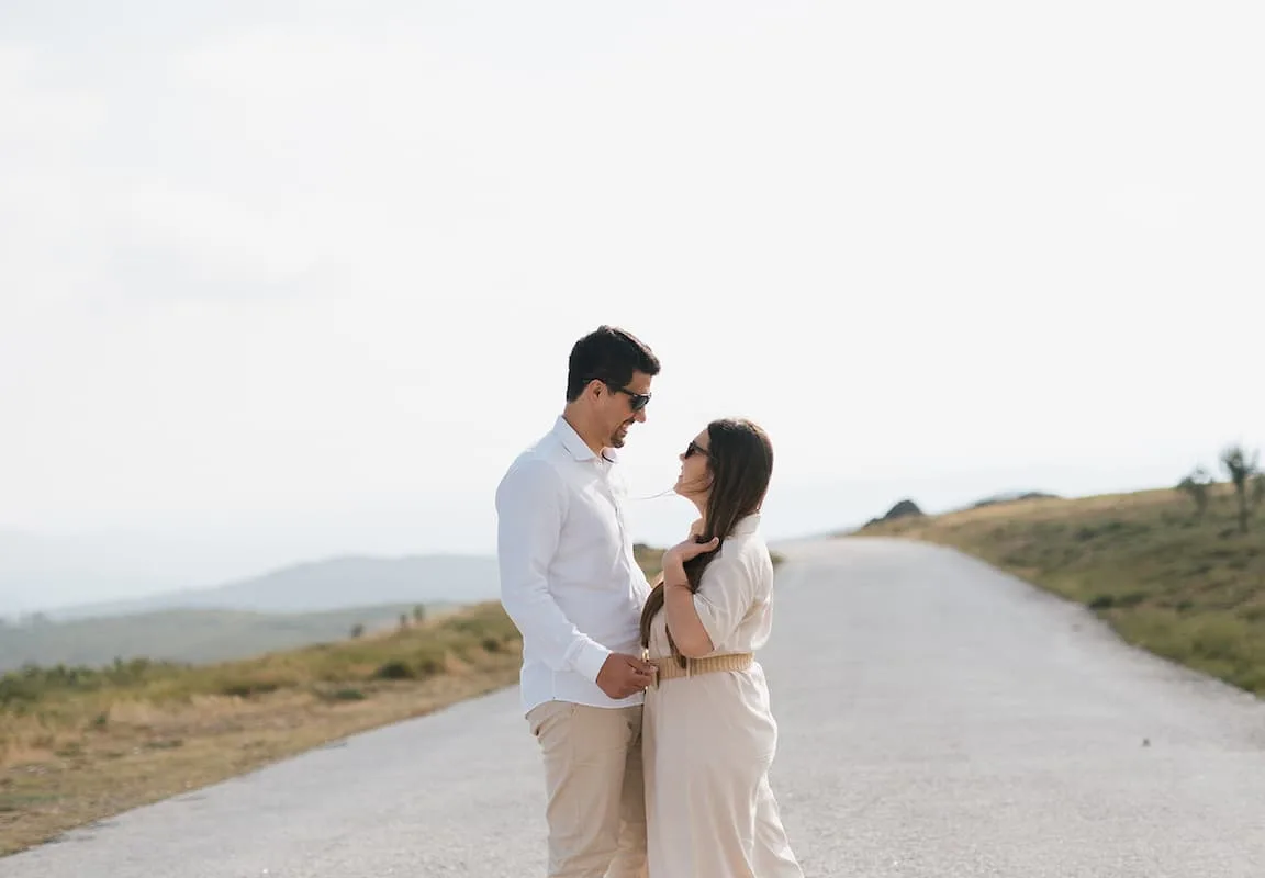 Casal do exemplo durante um passeio