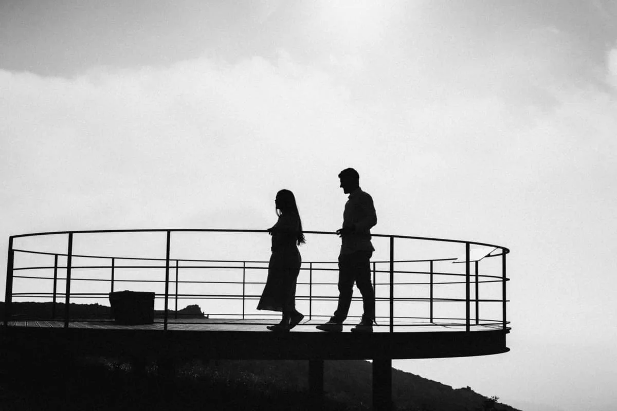 Silhueta de um casal no mirante
